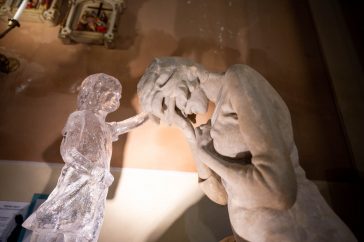 A Meg nem született gyermek szobra Szarvasra érkezett