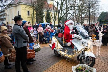 Motoron érkezett a Mikulás Szarvasra