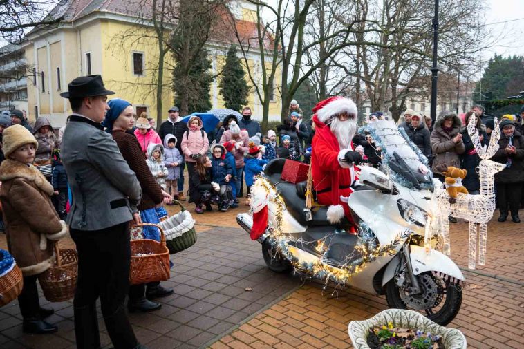 Motoron érkezett a Mikulás Szarvasra