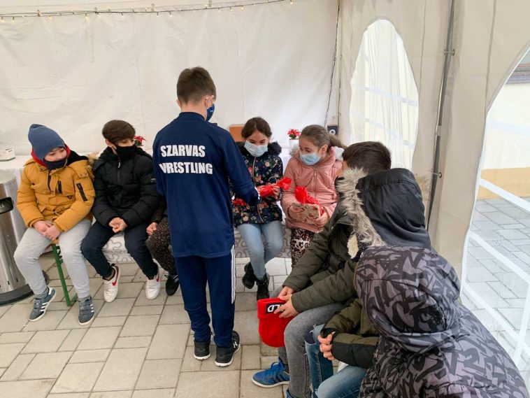 Ajándékoznak a birkózók