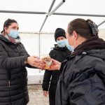 300 család vehetett át karácsonyi csomagot az Emberöltő Alapítványtól