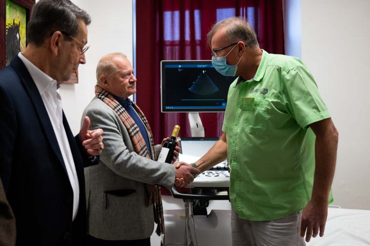 Az adományozó, Forschner Rudolf és dr. Kozma György, a Szarvasi Szakorvosi Kft. ügyvezetője kezet fog. Balról Babák Mihály polgármester