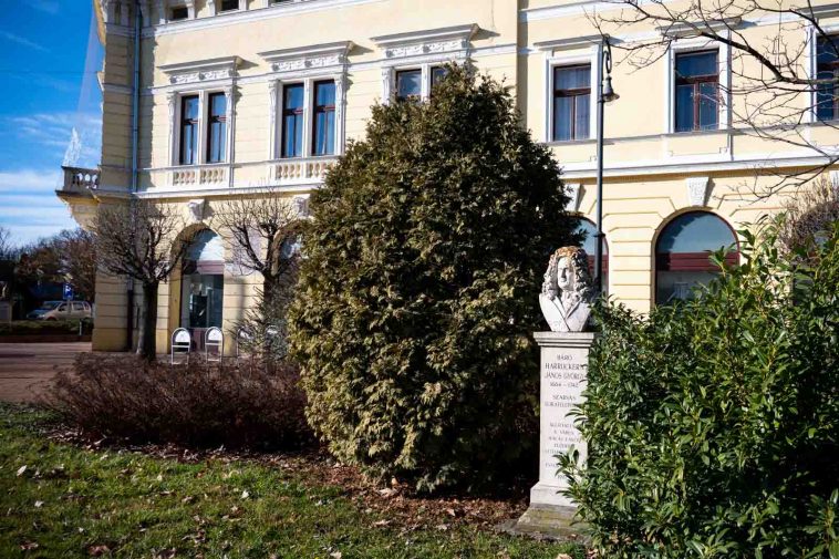 Báró Harruckern János még az Árpád Szálló oldalából figyeli a főutca forgalmát 2022. január 1-én