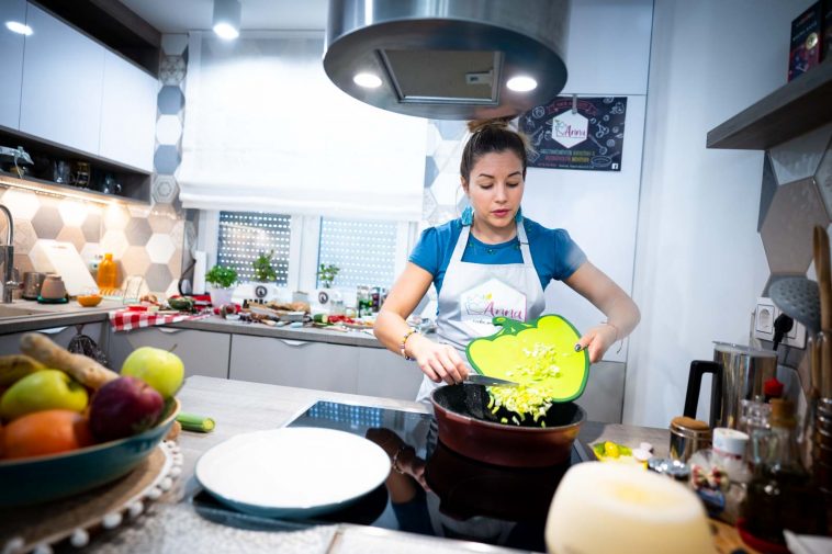 Szigeti Anna a lakáskonyhájában