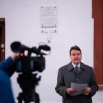 Kozák János mond beszédet dr. Aszódi Imre szülőházánál