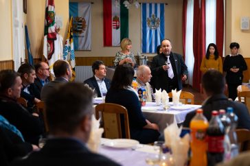 Sinka Imre polgármester köszönti a vállalkozókat