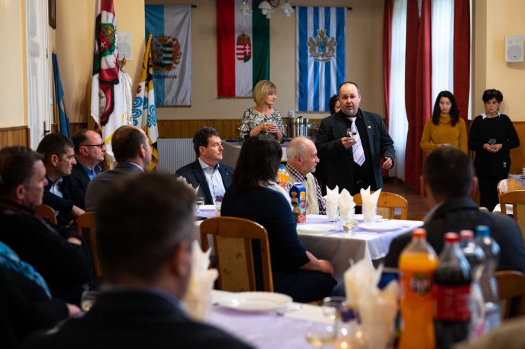 Sinka Imre polgármester köszönti a vállalkozókat