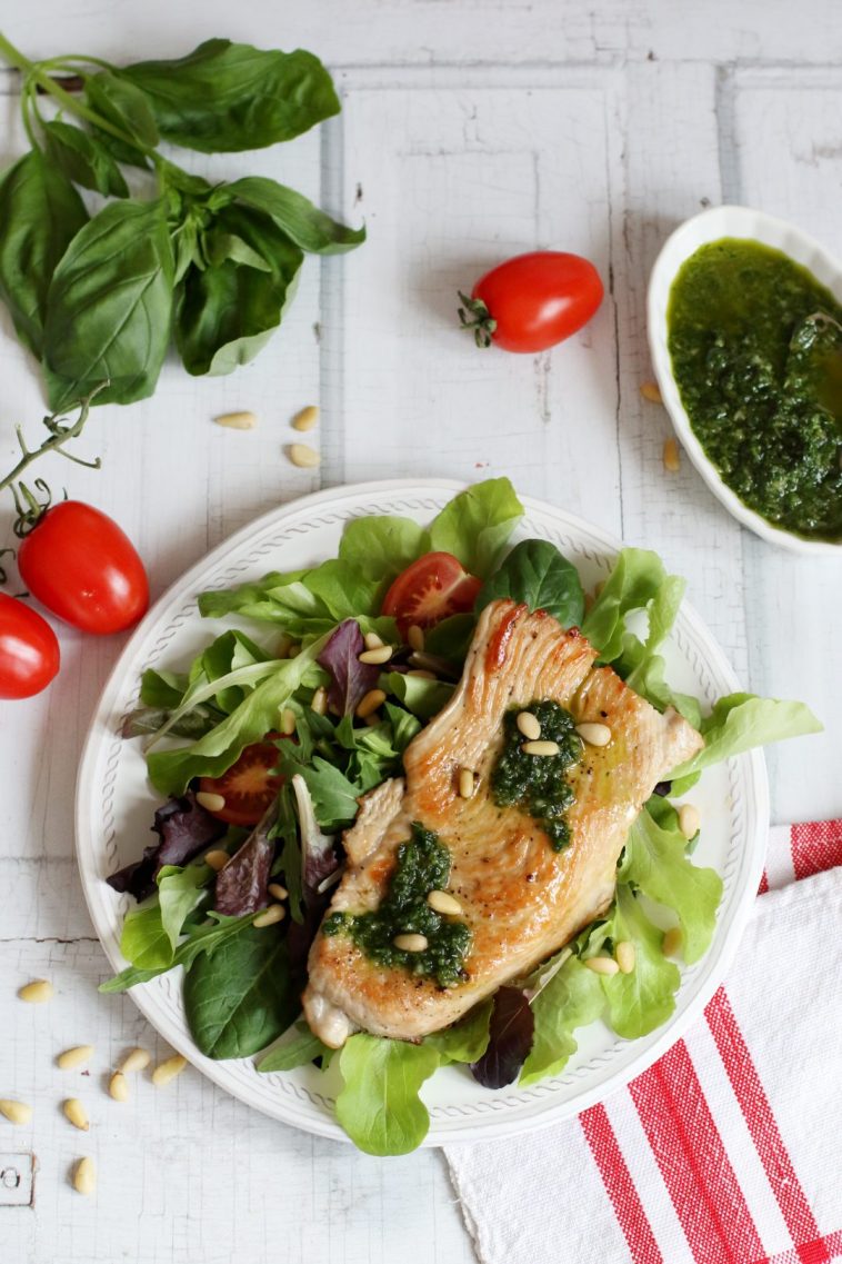 Pulykamell bazsalikompesztóval, pirított fenyőmaggal, kevert salátával