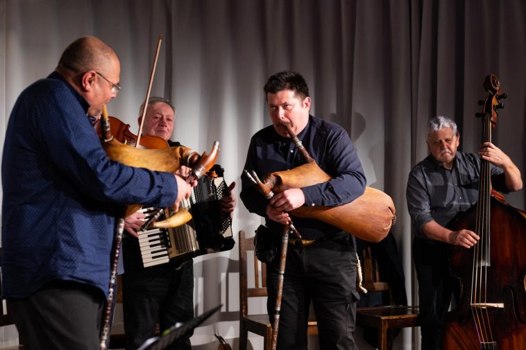 Két dudás is elfért egy csárdában, pontosabban a Cervinus Teátrum kamaratermények színpadán