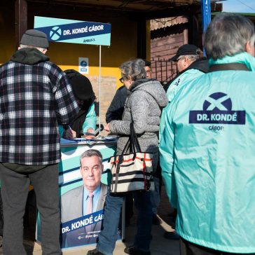 Az Egységben Magyarországért ellenzéki összefogás aktivistái gyűjtik az aláírásokat dr. Kondé Gábor számára a szarvasi piacon 2022. február 14-én