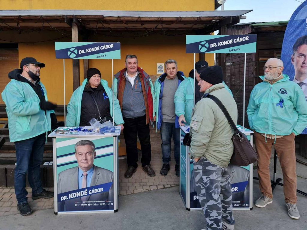 Reggeli stábfotó: Középen dr. Kondé Gábor, mellette Gajdos Attila