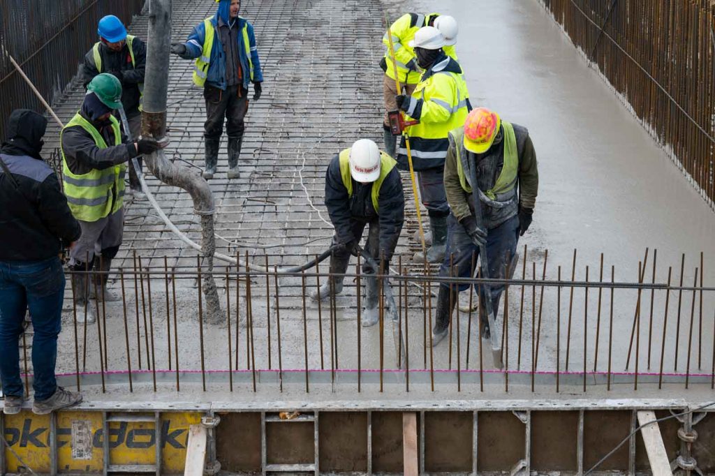 Betonvibrátorokkal tömörítik a betont
