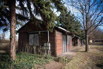 Az egykori honvédségi üdülő faházai