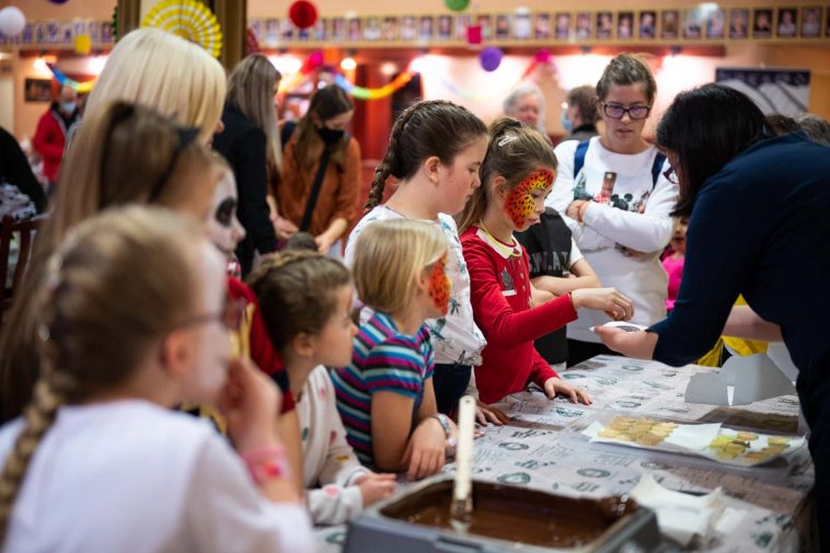 Demeterné Frankó Ági asztalánál sorok álltak