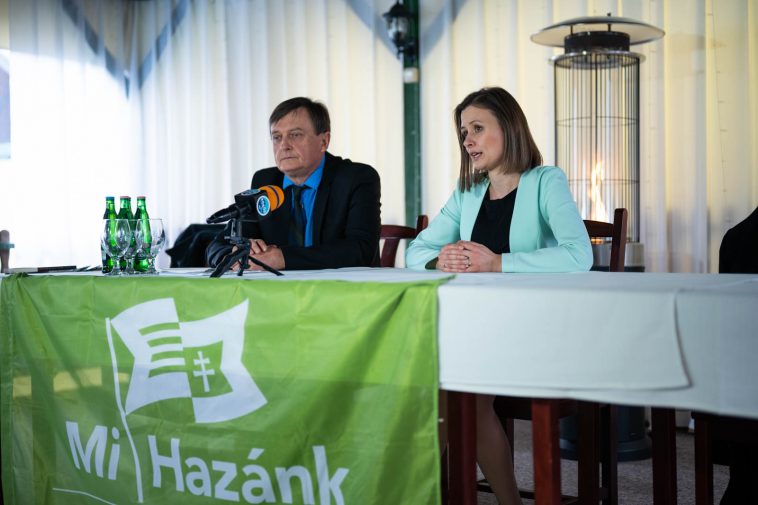 Földesi Mihály, a Mi Hazánk Mozgalom képviselőjelöltje és Dúró Dóra, a párt alelnöke a szarvasi lakossági fórumon