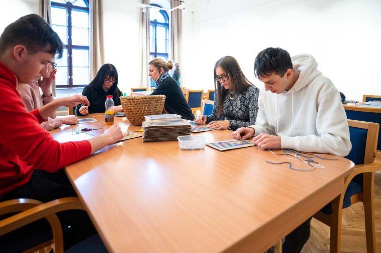 Készülnek a a Vajda Péter Evangélikus Gimnáziumból az iskolai közösségi szolgálat keretében segíteni érkezett diákok