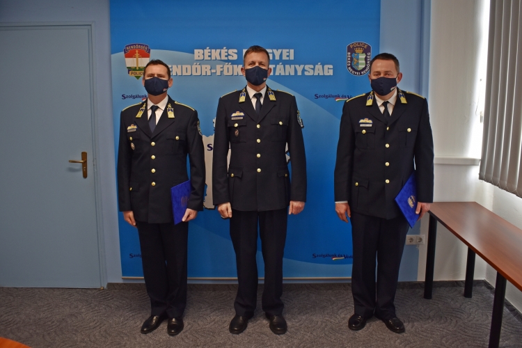 A képen balról jobbra: Molnár Sándor r. alezredes, a Szarvasi Rendőrkapitányság vezetője, dr. Varga K. Attila r. ezredes, a Békés Megyei Rendőr-főkapitányság vezetője és Czeglédi Lajos r. alezredes, a Szeghalmi Rendőrkapitányság vezetője.