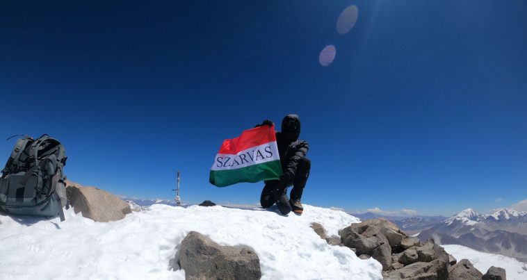 Molnár Ábel az Ojos del Salado 6893 méteres csúcsán a Szarvas feliratú nemzetiszín zászlóval