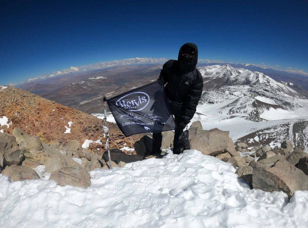 Molnár Ábel az Ojos del Salado 6893 méteres csúcsán mögötte az Andok hatezres csúcsai