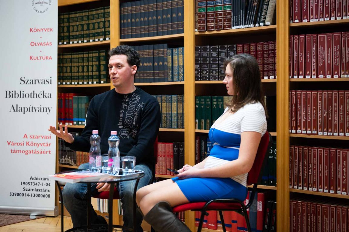 A hidegháború és még harminc év című könyv szerzője, Gombos László, és beszélgetőpartnere, Bárski Viktória