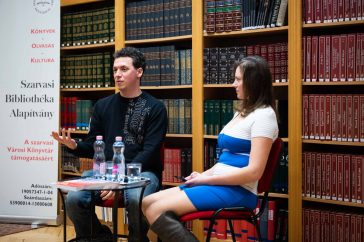 A hidegháború és még harminc év című könyv szerzője, Gombos László, és beszélgetőpartnere, Bárski Viktória