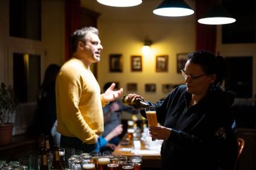 Bukovinszky Béla a Malátabár áltudományos sörkóstoló-sorozatnak első alkalmán a Szent András Sörfőzdében