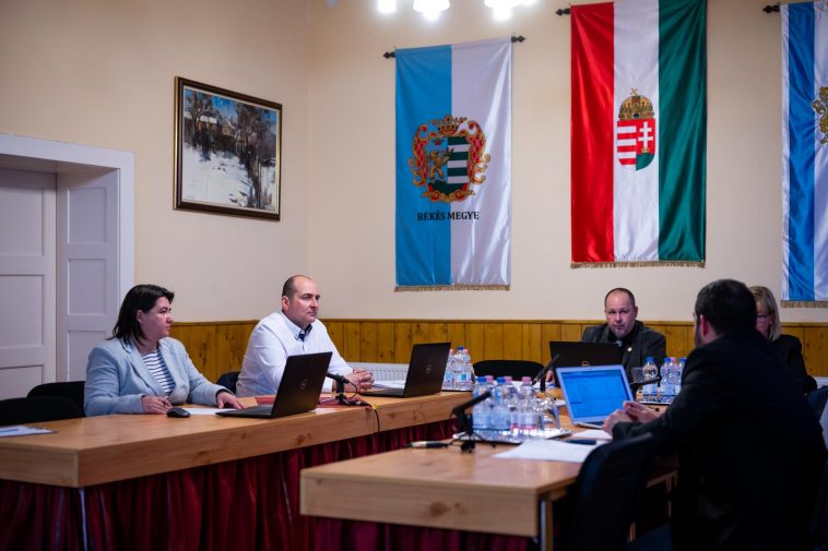 Farkasné Sinka Dóra, Major Attila képviselők, illetve Sinka Imre polgármester a testület február 28-i ülésén