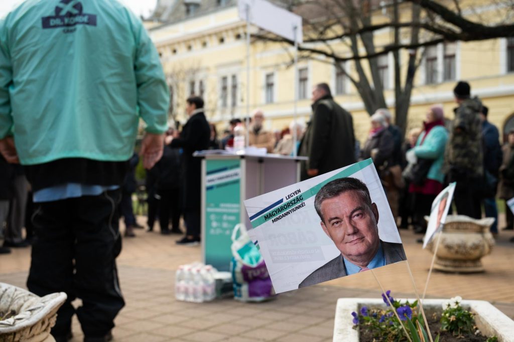 Dr. Kondé Gábor választási zászlaja a Zenepavilon virágládájába szúrva