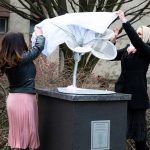 Bartus Beatrix és Sallai Krisztina leleplezi Kelemen Ilona Cikka Életem gyöngye című, mályvavirágot ábrázoló szobrát