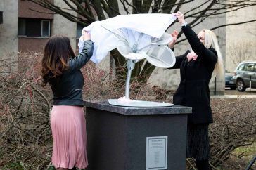 Bartus Beatrix és Sallai Krisztina leleplezi Kelemen Ilona Cikka Életem gyöngye című, mályvavirágot ábrázoló szobrát