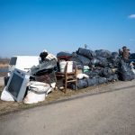 Egy kupac szemét a 44-es főút mellől