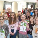 A Szlovák Általános Iskola lánycsapatai mesterükkel, Patkó Lajossal