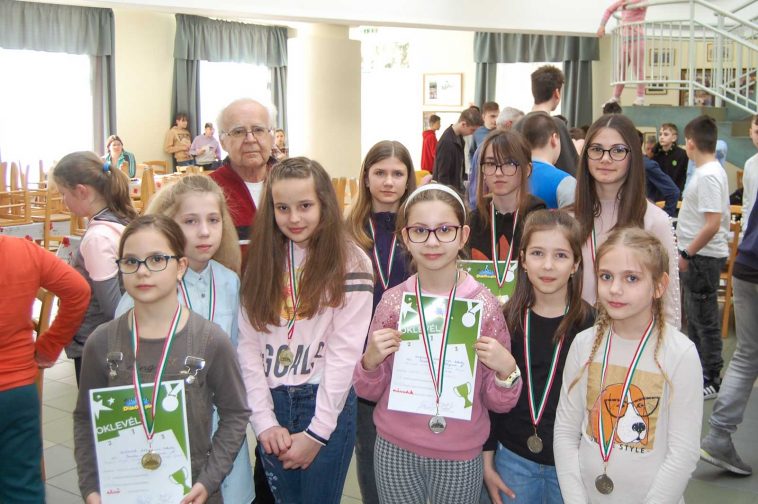 A Szlovák Általános Iskola lánycsapatai mesterükkel, Patkó Lajossal