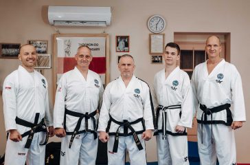 Bessenyei Domos fekete övén a fehér csík azt jelzi, hogy viselője még 18 év alatti