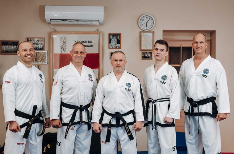 Bessenyei Domos fekete övén a fehér csík azt jelzi, hogy viselője még 18 év alatti