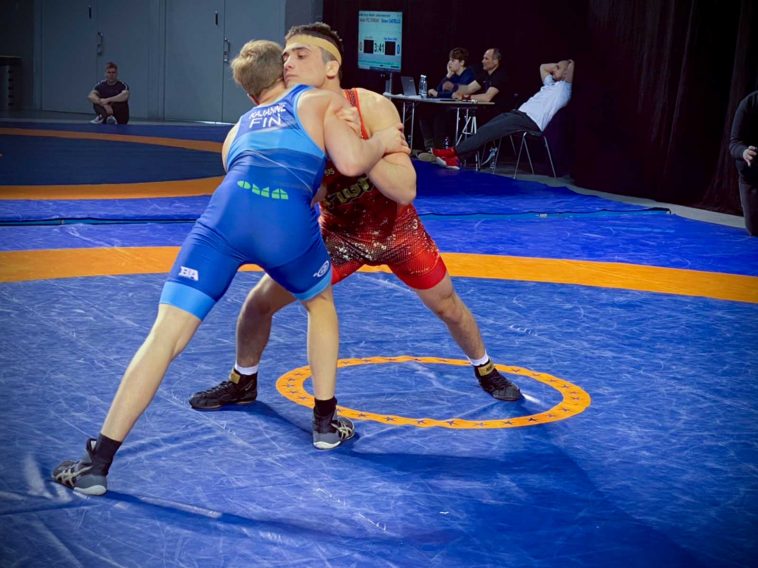 Tóth Patrik (pirosban) két nap alatt 14 meccset birkózott. Itt finn ellenfelével mérkőzik.
