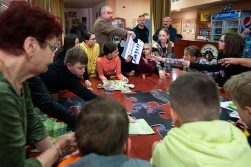 Óriáskirakózás az interaktív kiállítás megnyitóján