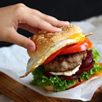 Kecskesajtos-céklás pulykaburger