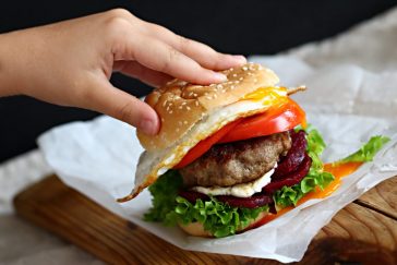 Kecskesajtos-céklás pulykaburger