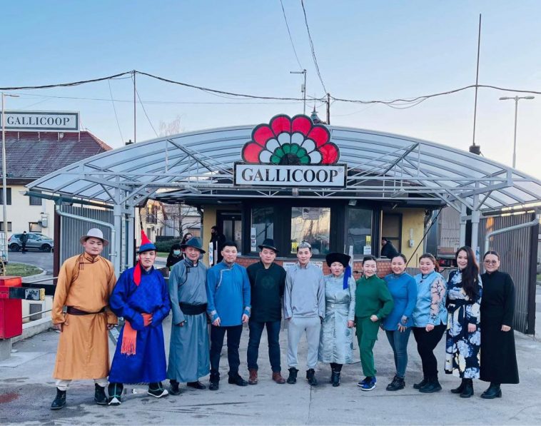 A mongol közösség tagjai a Gallicoop kapuja előtt