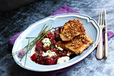 Szezámmagos pulykamell kecskesajtos sült céklával