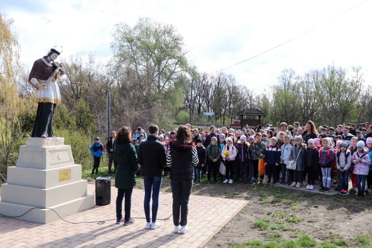 Gyakorlósok Nepomuki Szent János emlékművénél