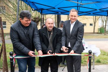 Tasy József, Sinka Imre és Dankó Béla a Rózsa utca új járdájának átadásán