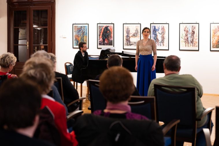 Tatai Nórát Szabó Ferenc János kíséri