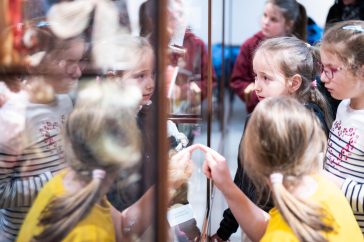 Csillogó szemekkel vették birtokba a gyerekek Szabó László játék-, báb- és makettgyűjteményéből összeállított kiállítást