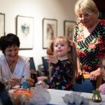 Uhljár Mátyásné Mézes Margó népi iparművész, a magyar népművészet mestere ezúttal a tojások díszítésére egy hagyományos, "gicás" módszert mutatott a fiataloknak