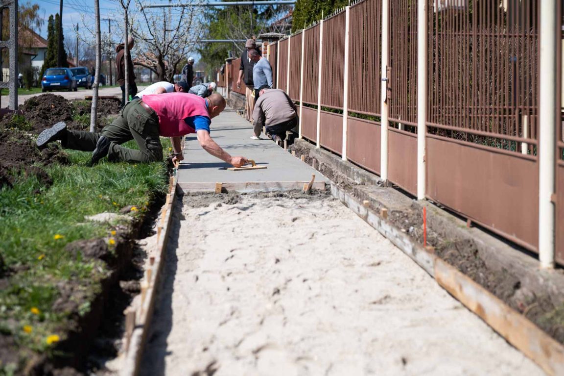 Félidőben félutcánál tart a járda építése a Kulich Gyula utcában
