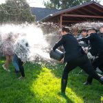 Locsolkodnak a Tessedik Táncegyüttes tagjai