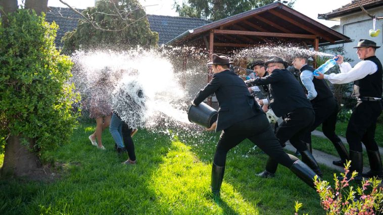 Locsolkodnak a Tessedik Táncegyüttes tagjai