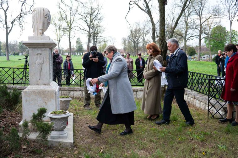 Tessedik Sámuel felújított síremlékénél koszorút helyez el Frankó Anna, a szlovák önkormányzat elnöke